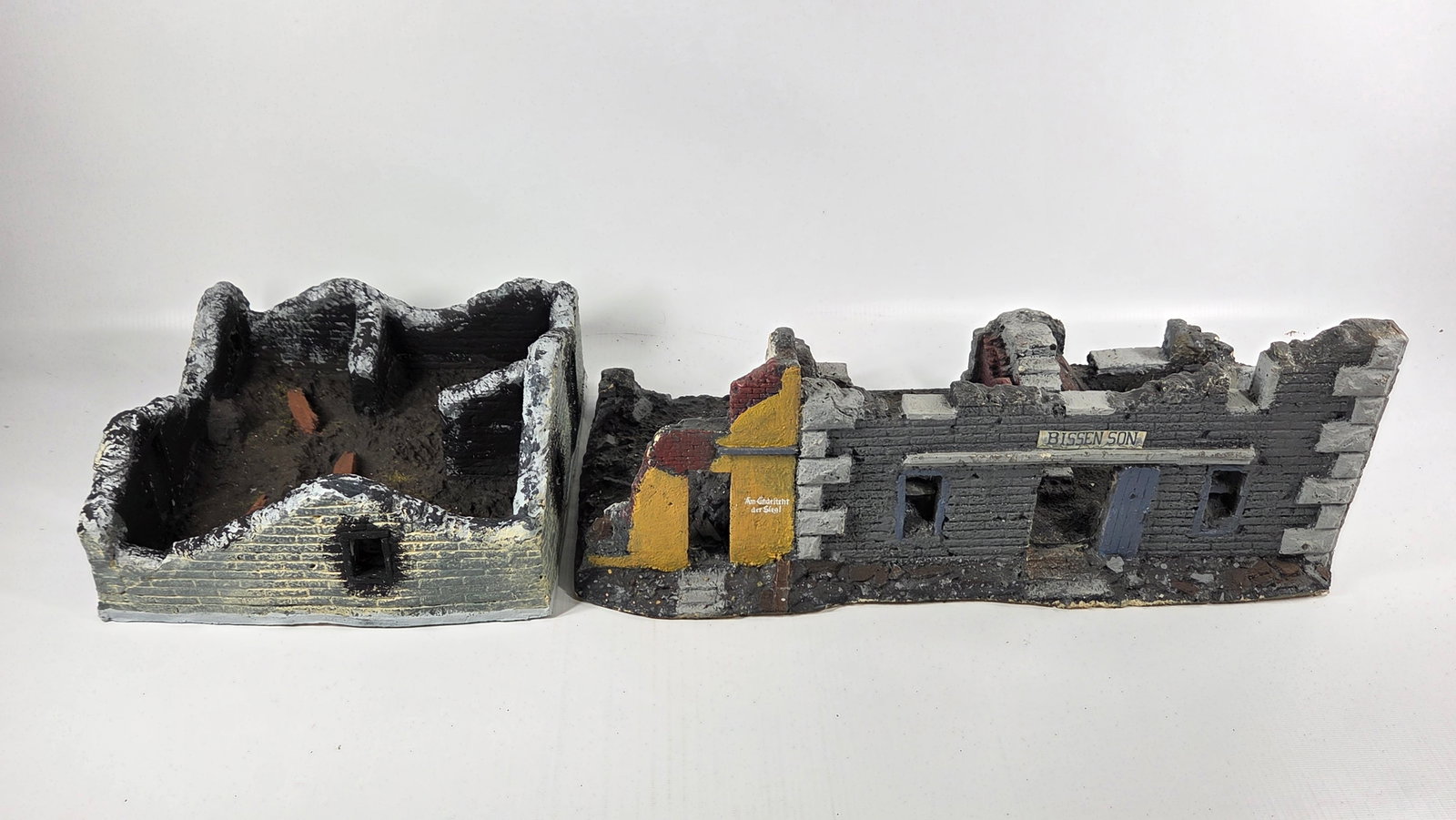 NICE HAND PAINTED TOY SOLDIER DIORAMA BUILDING: REMAINS IN GOOD CONDITION, SHOWING SOME TYPICAL USAGE WEAR.