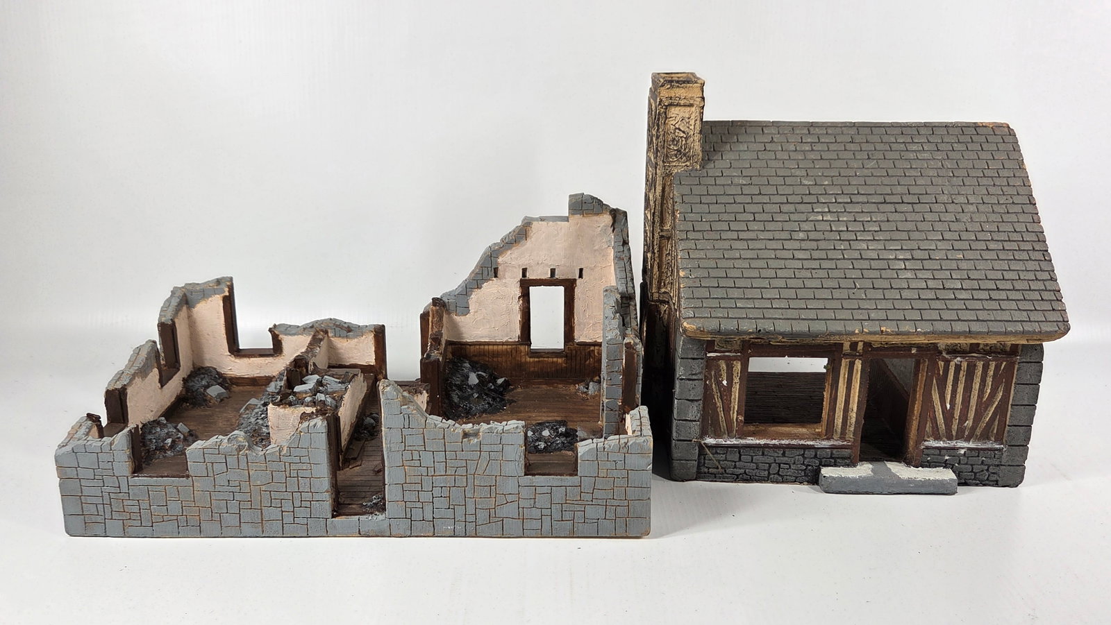 NICE HAND PAINTED TOY SOLDIER DIORAMA BUILDING: REMAINS IN GOOD CONDITION, SHOWING SOME TYPICAL USAGE WEAR.