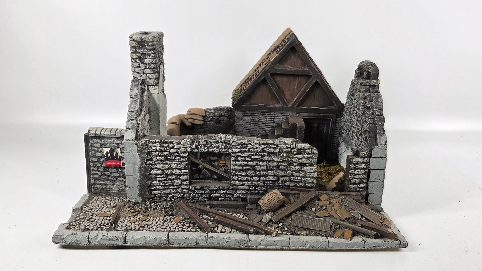 NICE HAND PAINTED TOY SOLDIER DIORAMA BUILDING: REMAINS IN GOOD CONDITION, SHOWING SOME TYPICAL USAGE WEAR.