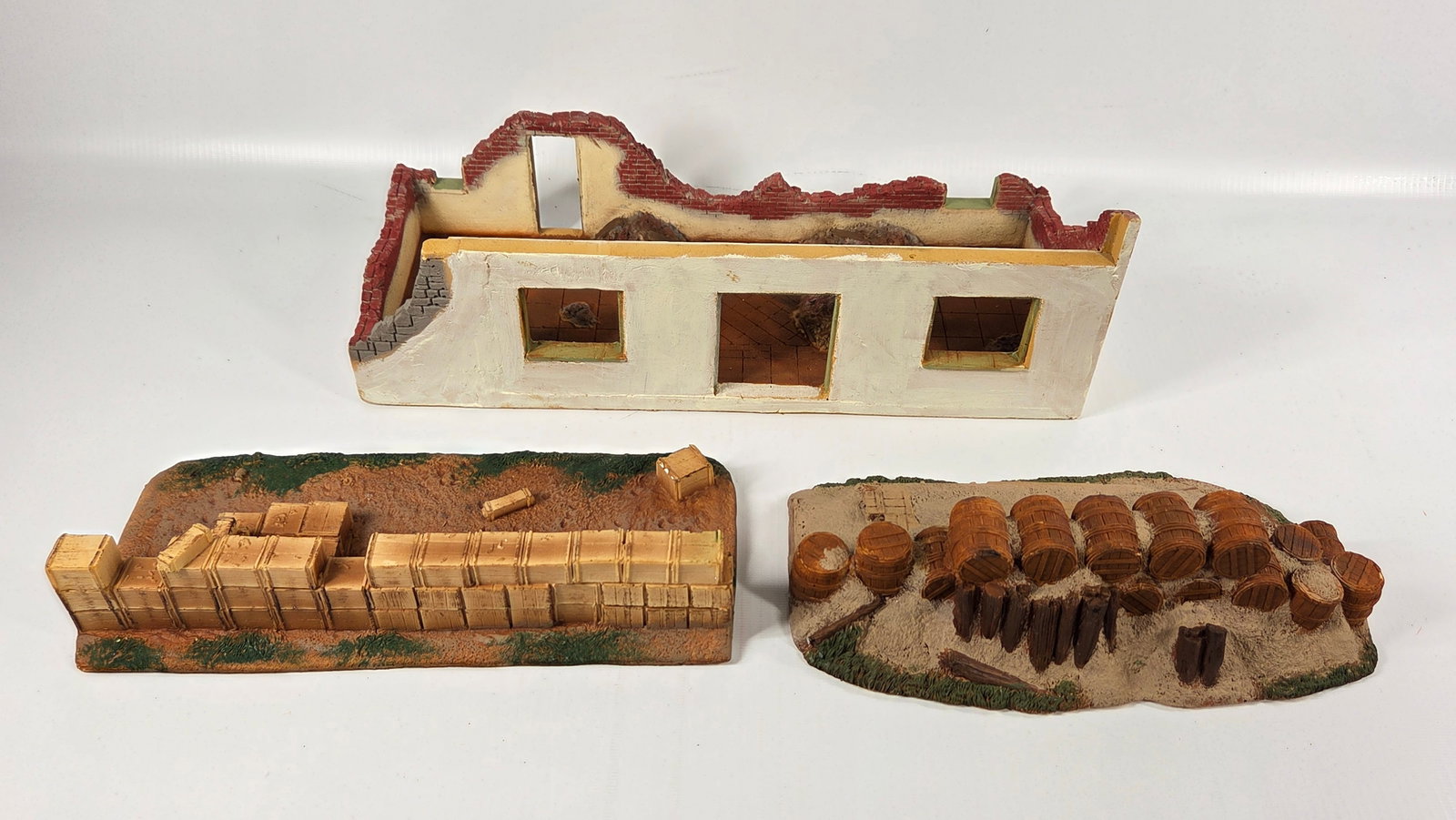 NICE HAND PAINTED TOY SOLDIER DIORAMA BUILDING: REMAINS IN GOOD CONDITION, SHOWING SOME TYPICAL USAGE WEAR.