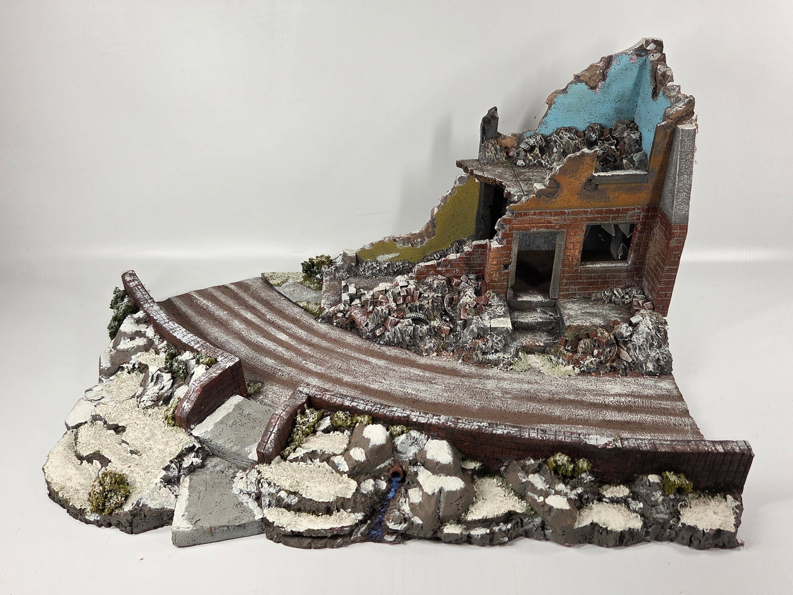 NICE HAND PAINTED TOY SOLDIER DIORAMA BUILDING: REMAINS IN GOOD CONDITION, SHOWING SOME TYPICAL USAGE WEAR.