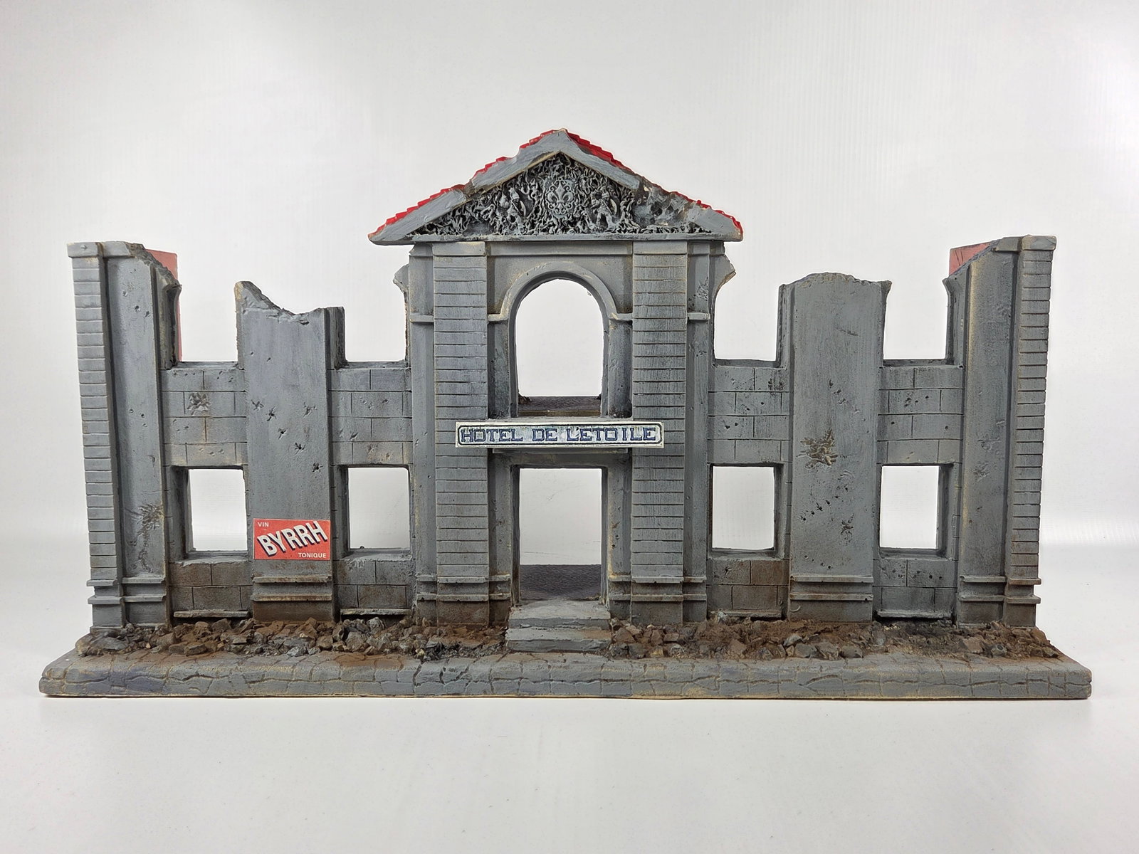NICE HAND PAINTED TOY SOLDIER DIORAMA BUILDING: REMAINS IN GOOD CONDITION, SHOWING SOME TYPICAL USAGE WEAR.