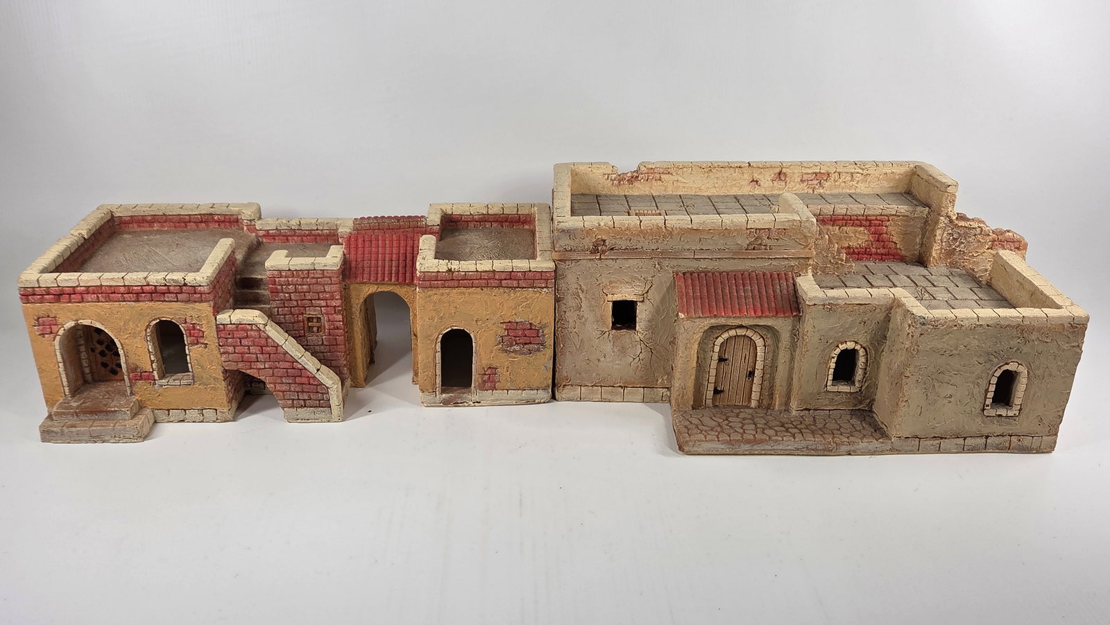 NICE HAND PAINTED TOY SOLDIER DIORAMA BUILDING: REMAINS IN GOOD CONDITION, SHOWING SOME TYPICAL USAGE WEAR.