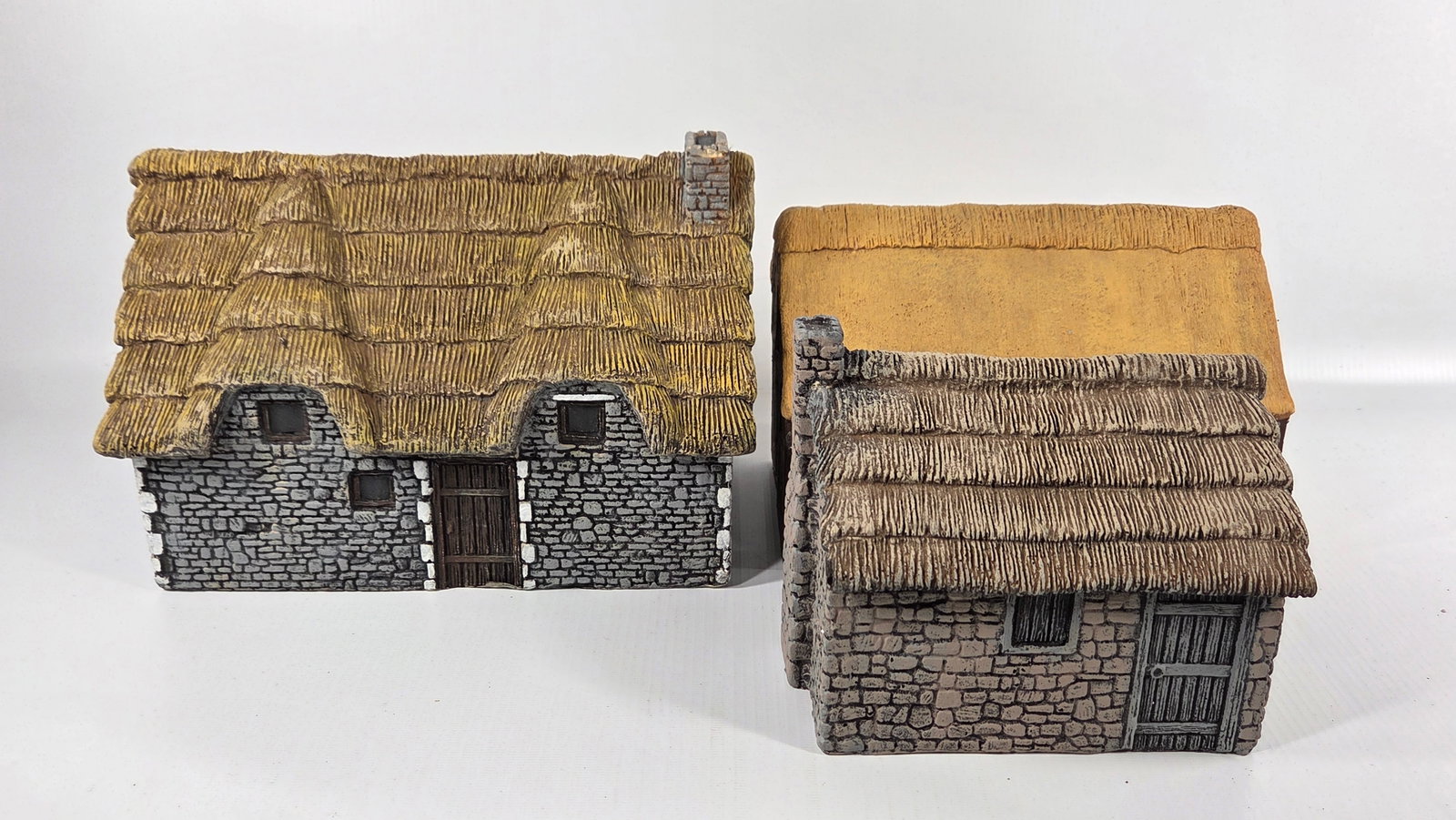 NICE HAND PAINTED TOY SOLDIER DIORAMA BUILDING: REMAINS IN GOOD CONDITION, SHOWING SOME TYPICAL USAGE WEAR.