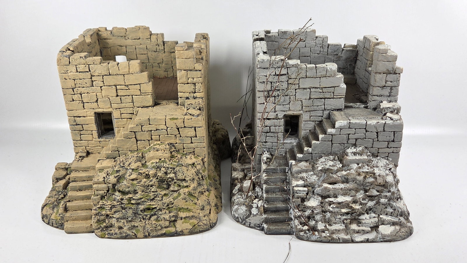 NICE HAND PAINTED TOY SOLDIER DIORAMA BUILDING: REMAINS IN GOOD CONDITION, SHOWING SOME TYPICAL USAGE WEAR.