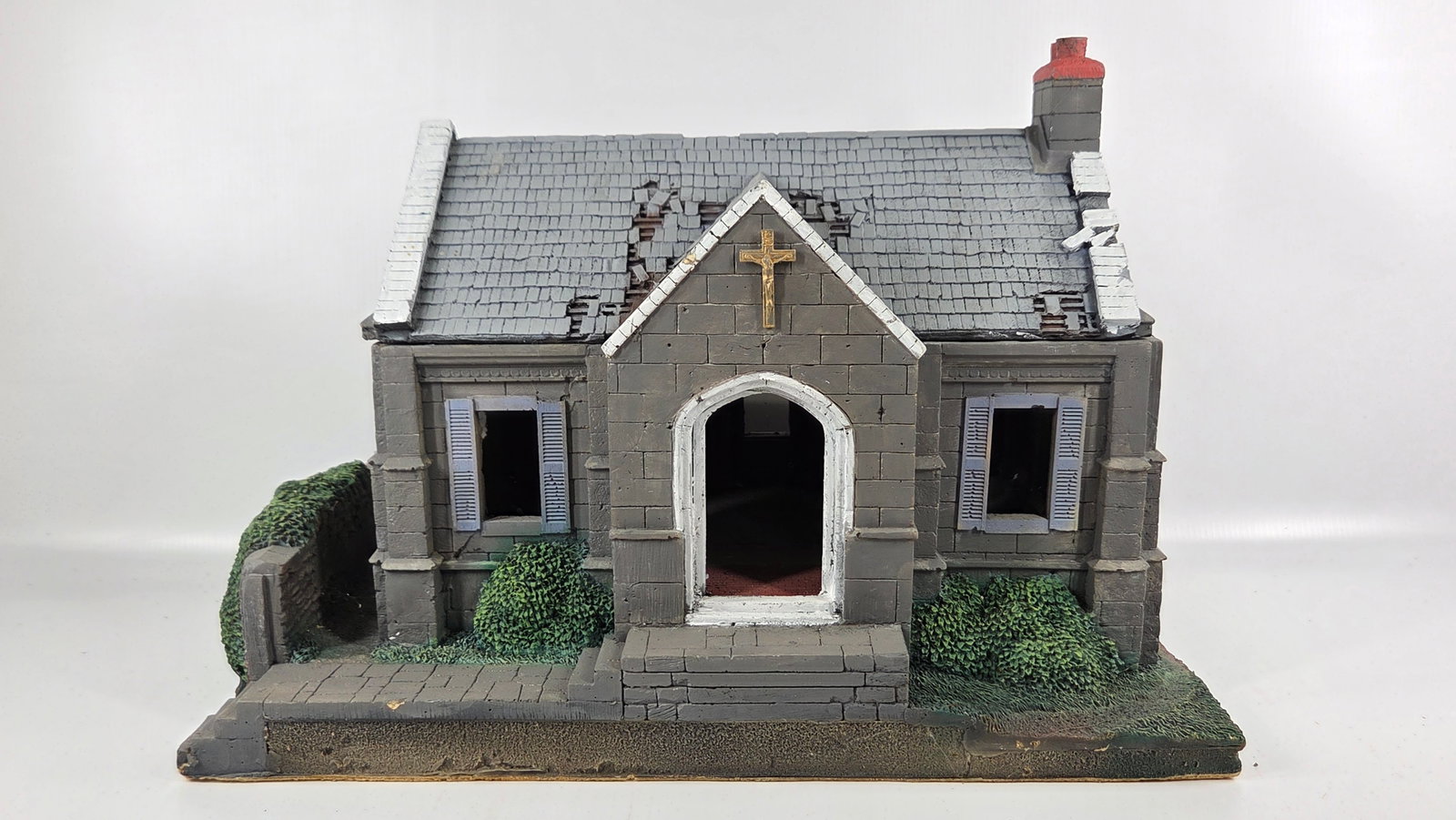 NICE HAND PAINTED TOY SOLDIER DIORAMA BUILDING: REMAINS IN GOOD CONDITION, SHOWING SOME TYPICAL USAGE WEAR.