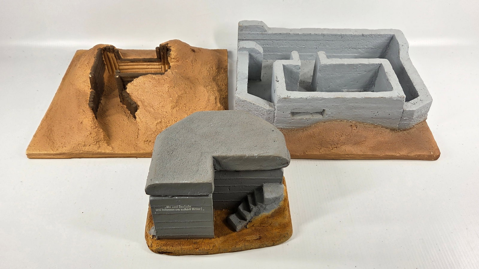 NICE HAND PAINTED TOY SOLDIER DIORAMA BUILDING: REMAINS IN GOOD CONDITION, SHOWING SOME TYPICAL USAGE WEAR.