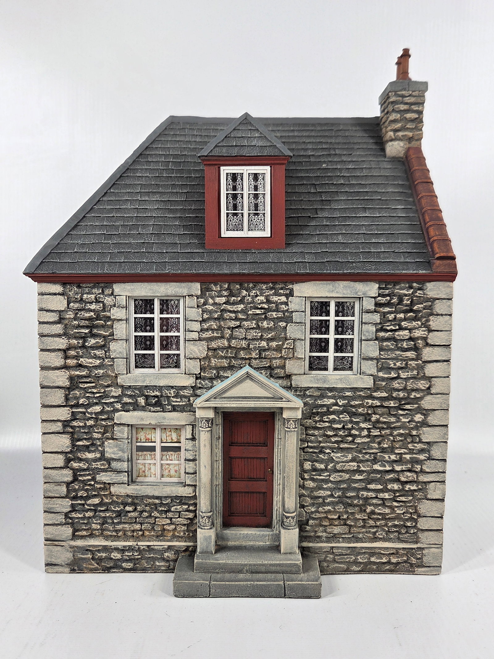 NICE HAND PAINTED TOY SOLDIER DIORAMA BUILDING: REMAINS IN GOOD CONDITION, SHOWING SOME TYPICAL USAGE WEAR.