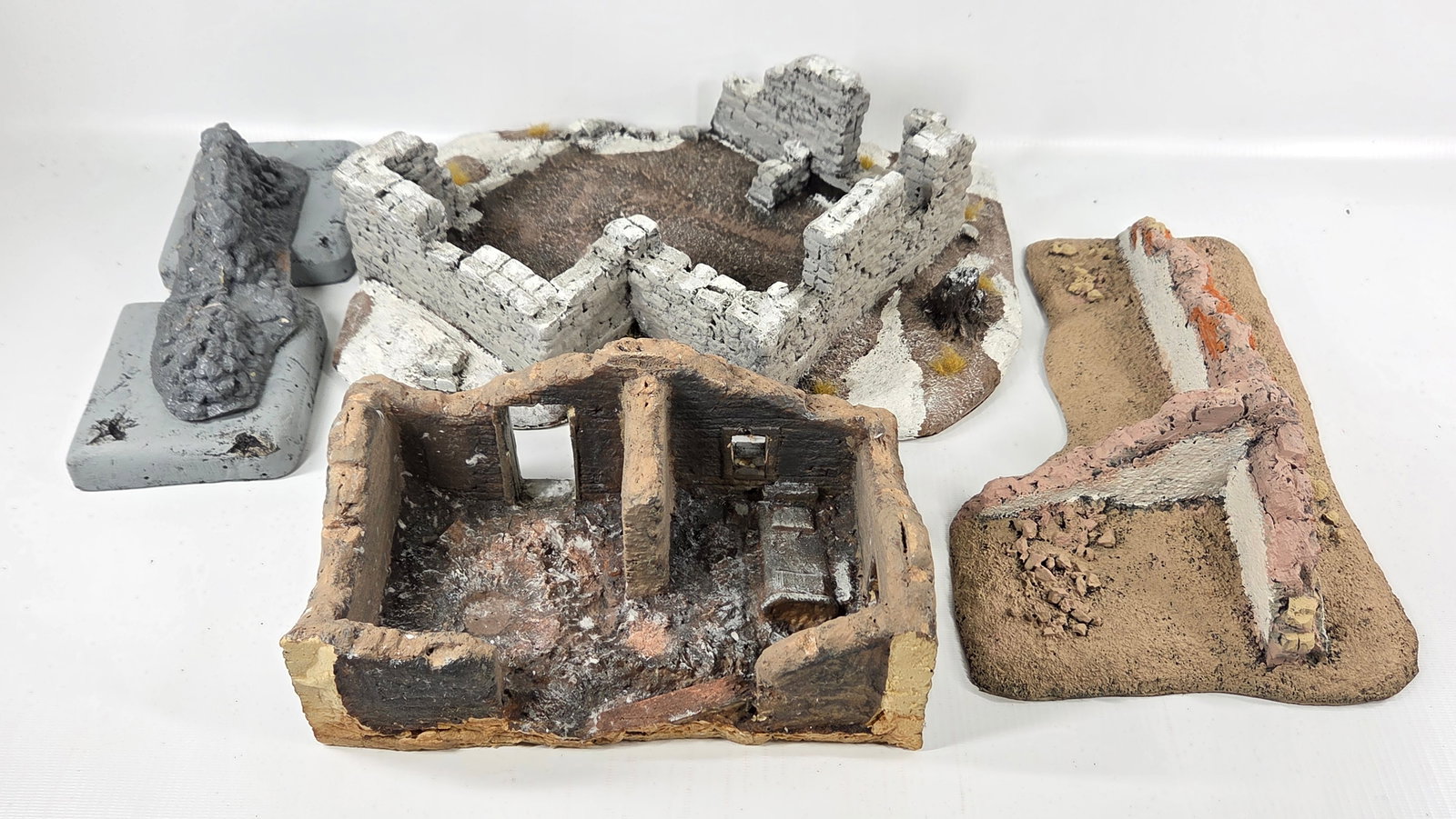 NICE HAND PAINTED TOY SOLDIER DIORAMA BUILDING: REMAINS IN GOOD CONDITION, SHOWING SOME TYPICAL USAGE WEAR.