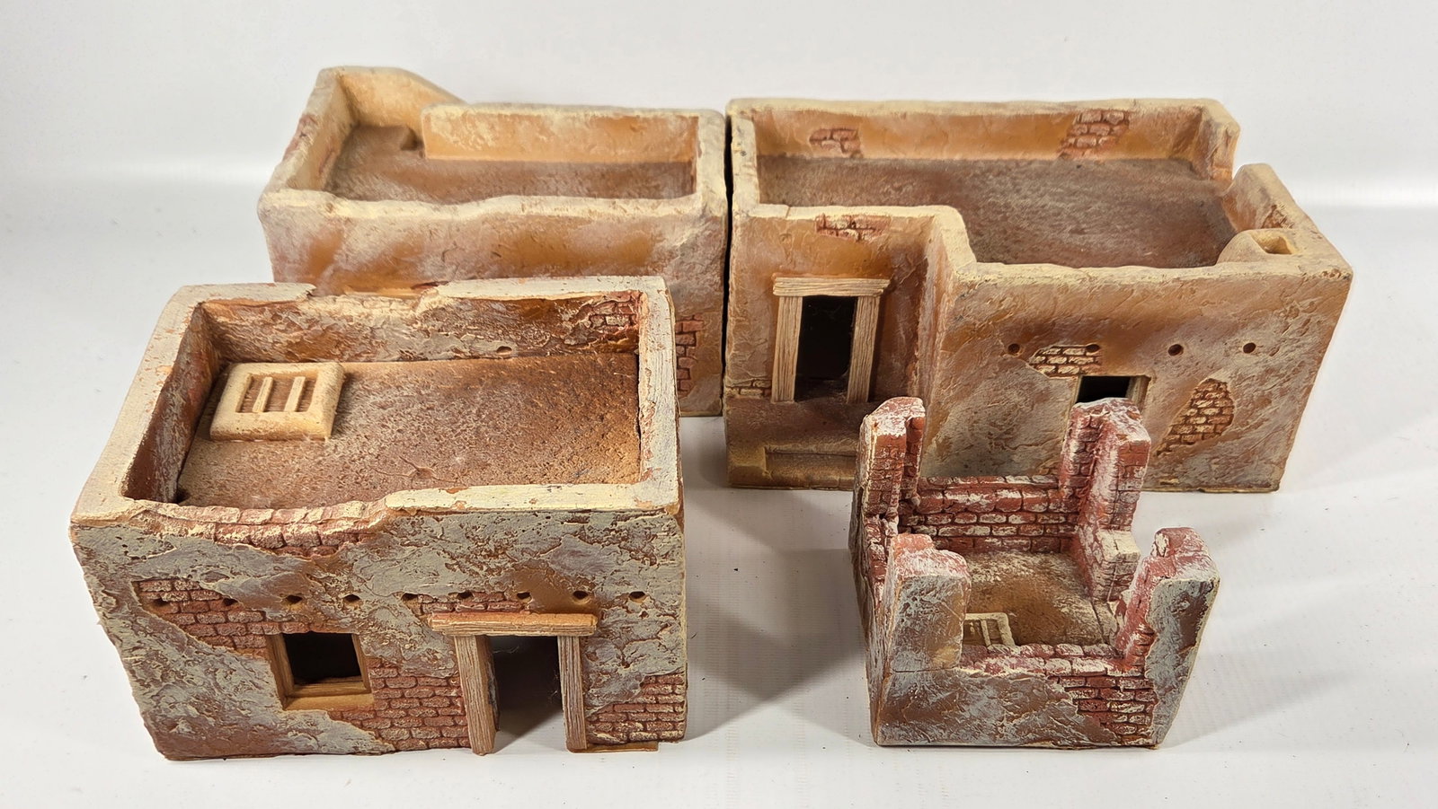 NICE HAND PAINTED TOY SOLDIER DIORAMA BUILDING: REMAINS IN GOOD CONDITION, SHOWING SOME TYPICAL USAGE WEAR.