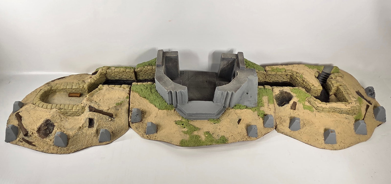 NICE HAND PAINTED TOY SOLDIER DIORAMA BUILDING: REMAINS IN GOOD CONDITION, SHOWING SOME TYPICAL USAGE WEAR.