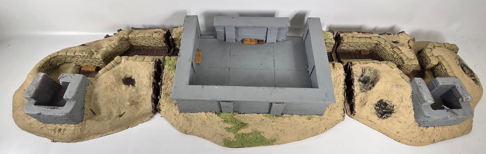 NICE HAND PAINTED TOY SOLDIER DIORAMA BUILDING: REMAINS IN GOOD CONDITION, SHOWING SOME TYPICAL USAGE WEAR.