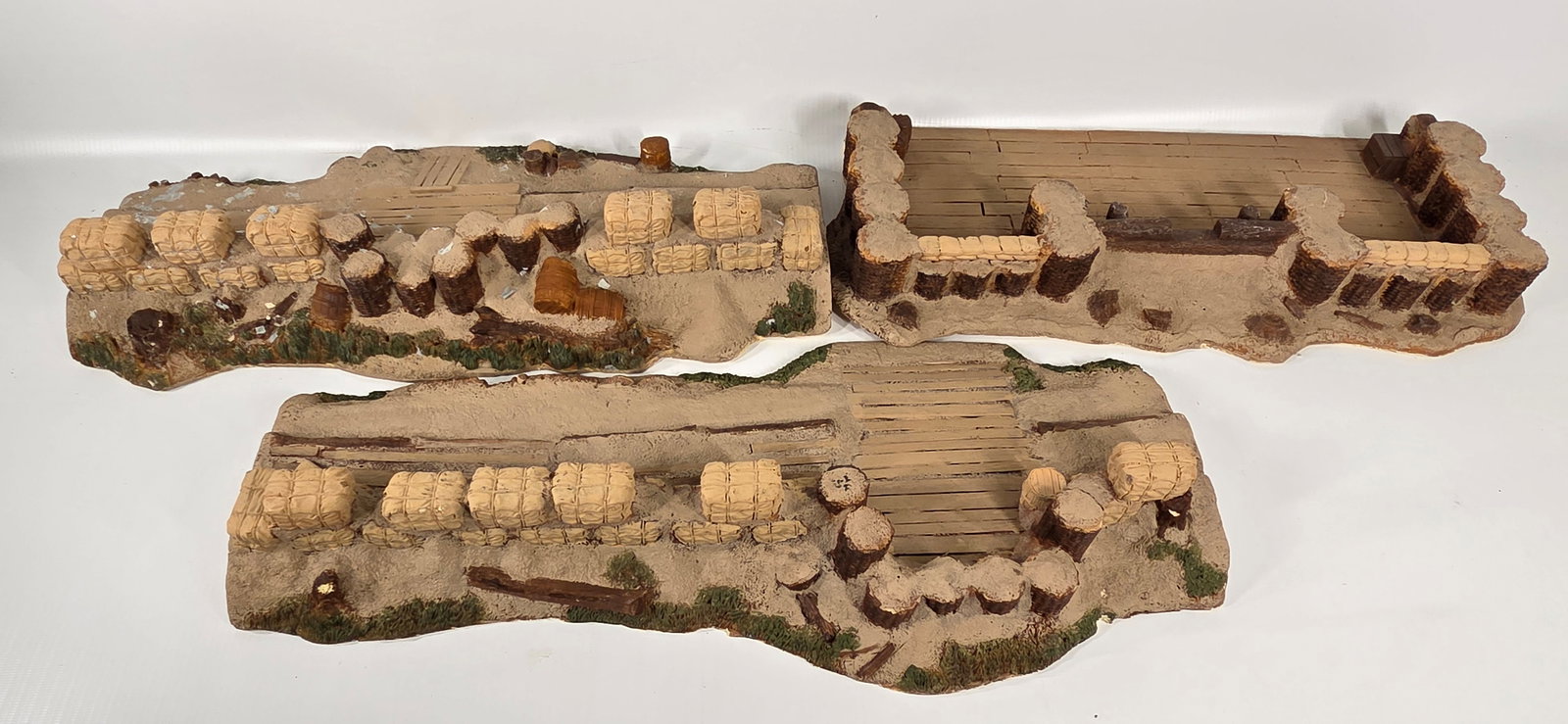 NICE HAND PAINTED TOY SOLDIER DIORAMA BUILDING: REMAINS IN GOOD CONDITION, SHOWING SOME TYPICAL USAGE WEAR.