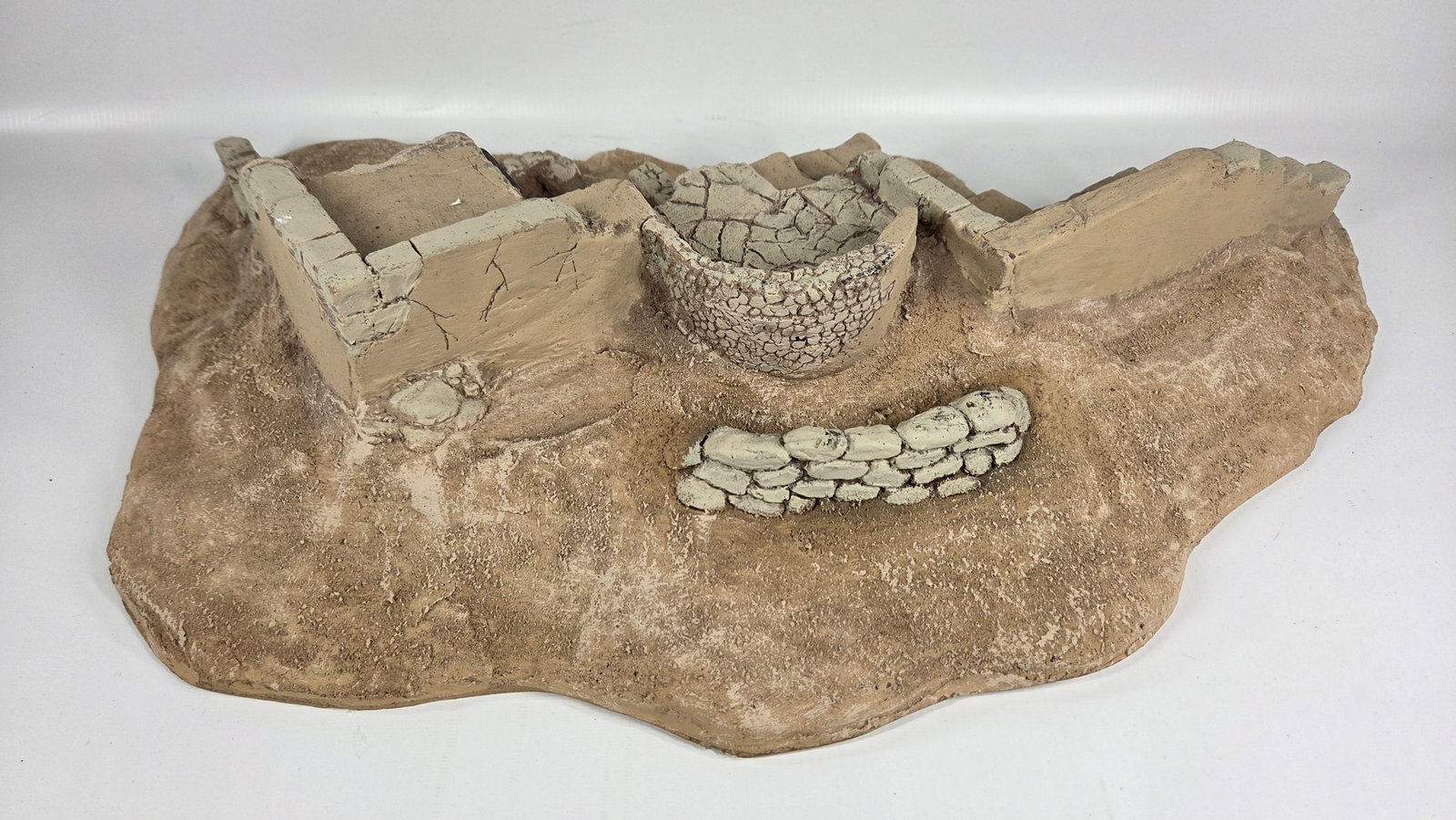 NICE HAND PAINTED TOY SOLDIER DIORAMA BUILDING: REMAINS IN GOOD CONDITION, SHOWING SOME TYPICAL USAGE WEAR.