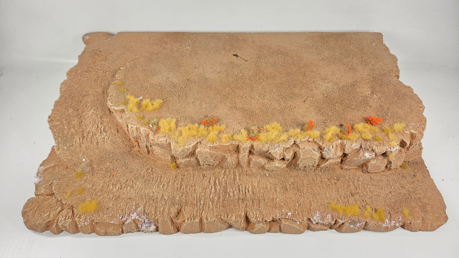 NICE HAND PAINTED TOY SOLDIER DIORAMA BUILDING: REMAINS IN GOOD CONDITION, SHOWING SOME TYPICAL USAGE WEAR.
