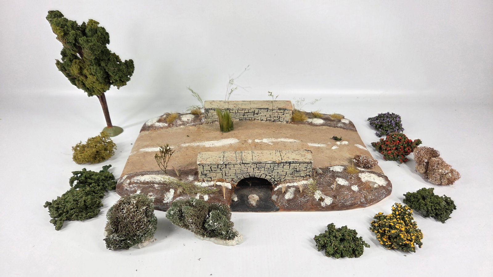 NICE HAND PAINTED TOY SOLDIER DIORAMA BUILDING: REMAINS IN GOOD CONDITION, SHOWING SOME TYPICAL USAGE WEAR.