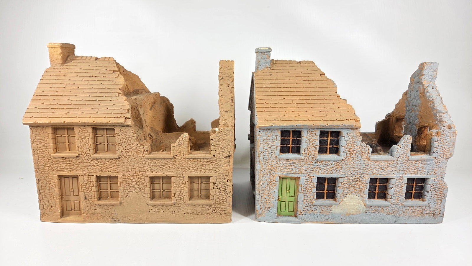 NICE HAND PAINTED TOY SOLDIER DIORAMA BUILDING: REMAINS IN GOOD CONDITION, SHOWING SOME TYPICAL USAGE WEAR.