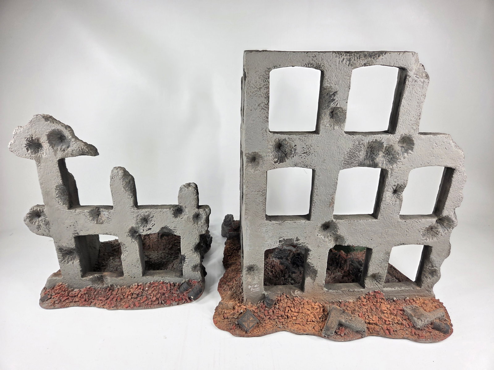 NICE HAND PAINTED TOY SOLDIER DIORAMA BUILDING: REMAINS IN GOOD CONDITION, SHOWING SOME TYPICAL USAGE WEAR.
