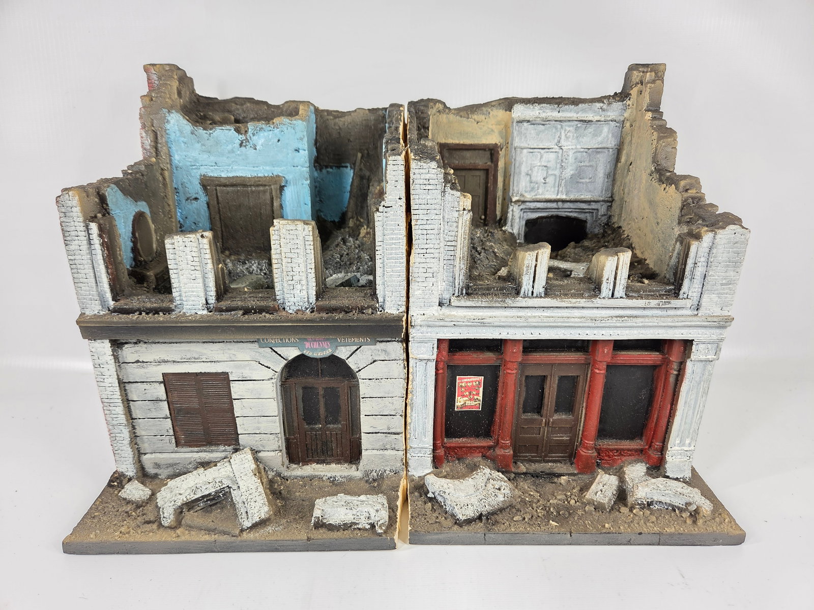 NICE HAND PAINTED TOY SOLDIER DIORAMA BUILDING: REMAINS IN GOOD CONDITION, SHOWING SOME TYPICAL USAGE WEAR.