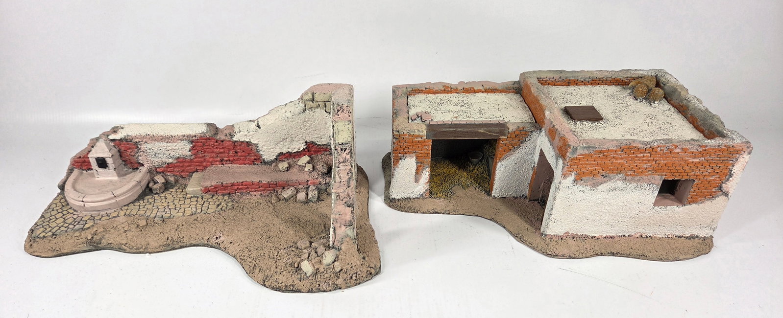 NICE HAND PAINTED TOY SOLDIER DIORAMA BUILDING: REMAINS IN GOOD CONDITION, SHOWING SOME TYPICAL USAGE WEAR.