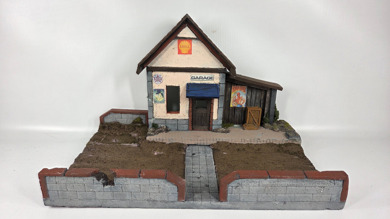 NICE HAND PAINTED TOY SOLDIER DIORAMA BUILDING (1 of 4)
