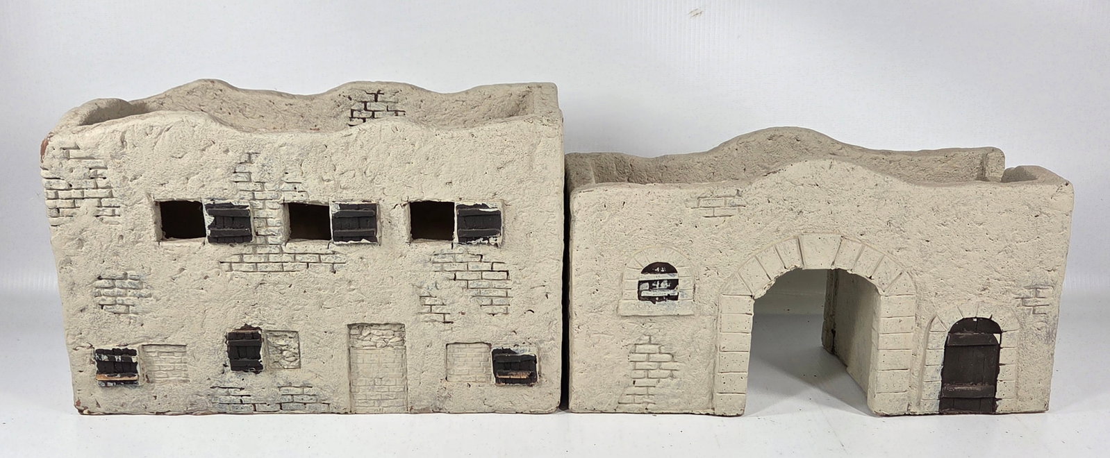 NICE HAND PAINTED TOY SOLDIER DIORAMA BUILDING: REMAINS IN GOOD CONDITION, SHOWING SOME TYPICAL USAGE WEAR.