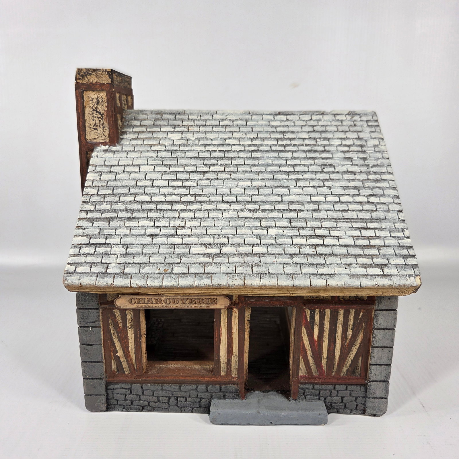 NICE HAND PAINTED TOY SOLDIER DIORAMA BUILDING: REMAINS IN GOOD CONDITION, SHOWING SOME TYPICAL USAGE WEAR.