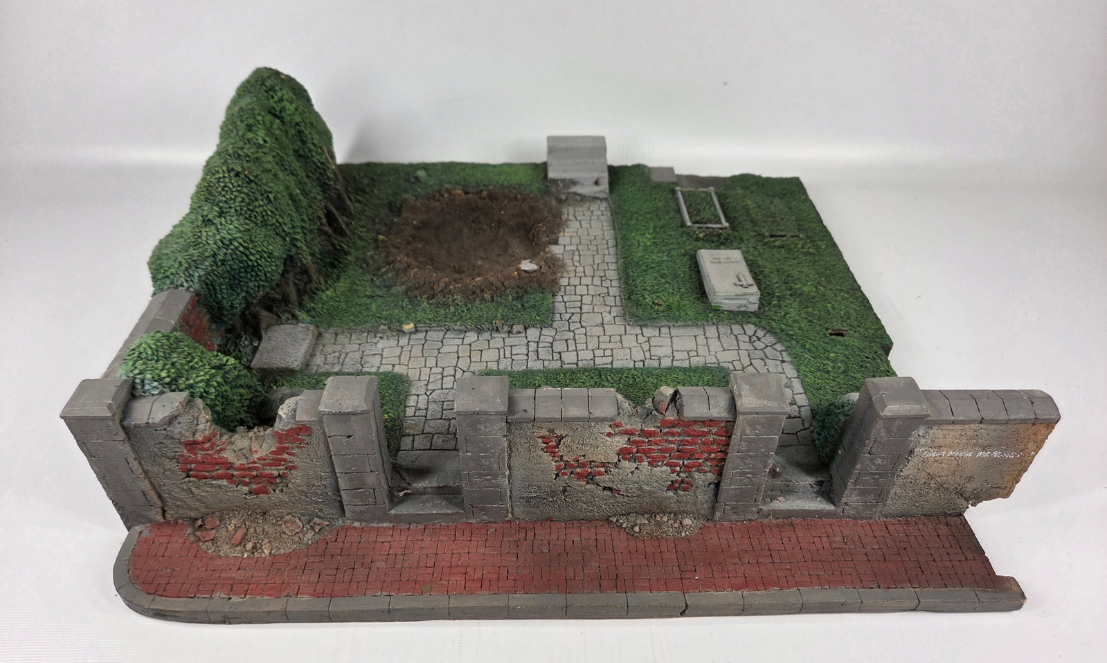 NICE HAND PAINTED TOY SOLDIER DIORAMA BUILDING: REMAINS IN GOOD CONDITION, SHOWING SOME TYPICAL USAGE WEAR.