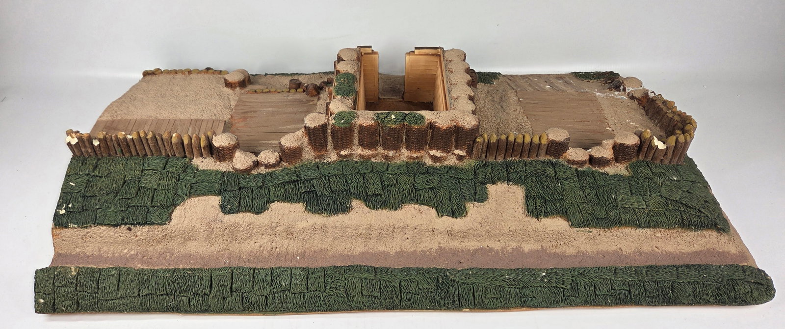 NICE HAND PAINTED TOY SOLDIER DIORAMA BUILDING: REMAINS IN GOOD CONDITION, SHOWING SOME TYPICAL USAGE WEAR.