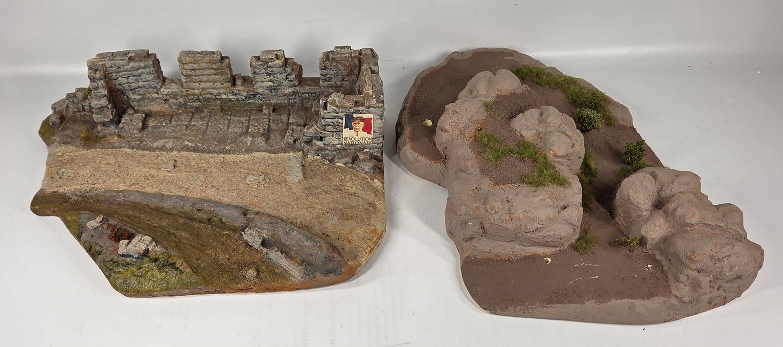NICE HAND PAINTED TOY SOLDIER DIORAMA BUILDING: REMAINS IN GOOD CONDITION, SHOWING SOME TYPICAL USAGE WEAR.