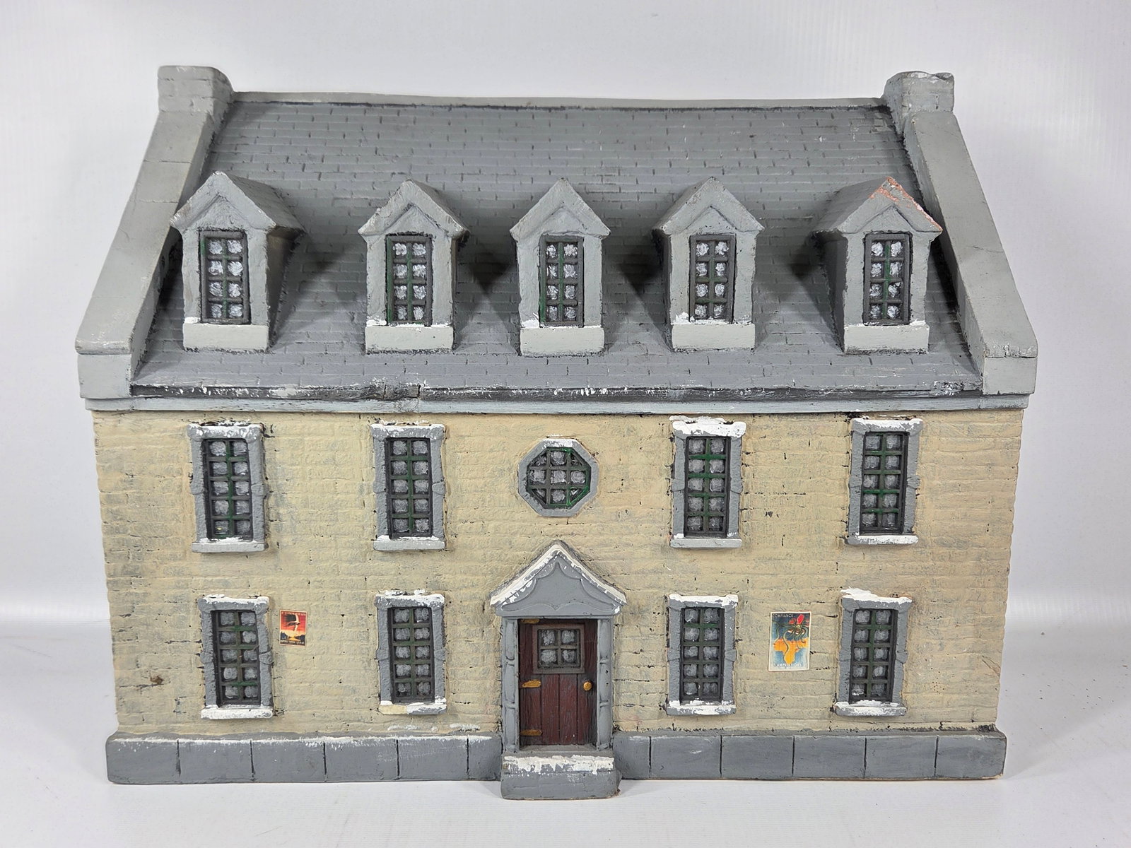 NICE HAND PAINTED TOY SOLDIER DIORAMA BUILDING: REMAINS IN GOOD CONDITION, SHOWING SOME TYPICAL USAGE WEAR.
