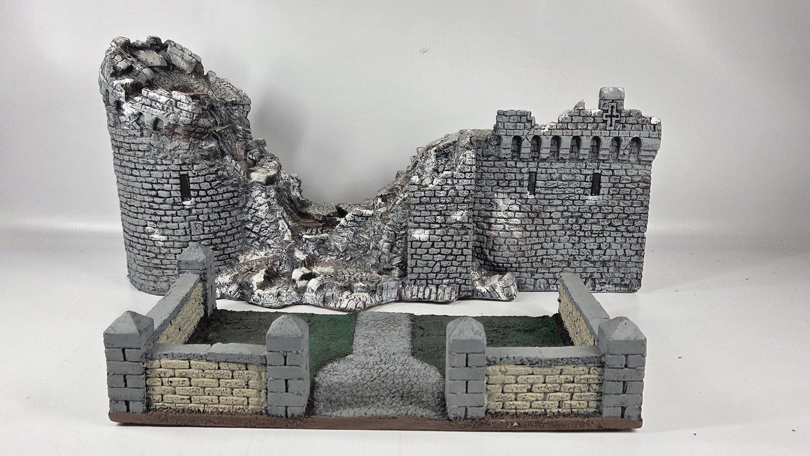 NICE HAND PAINTED TOY SOLDIER DIORAMA BUILDING: REMAINS IN GOOD CONDITION, SHOWING SOME TYPICAL USAGE WEAR.