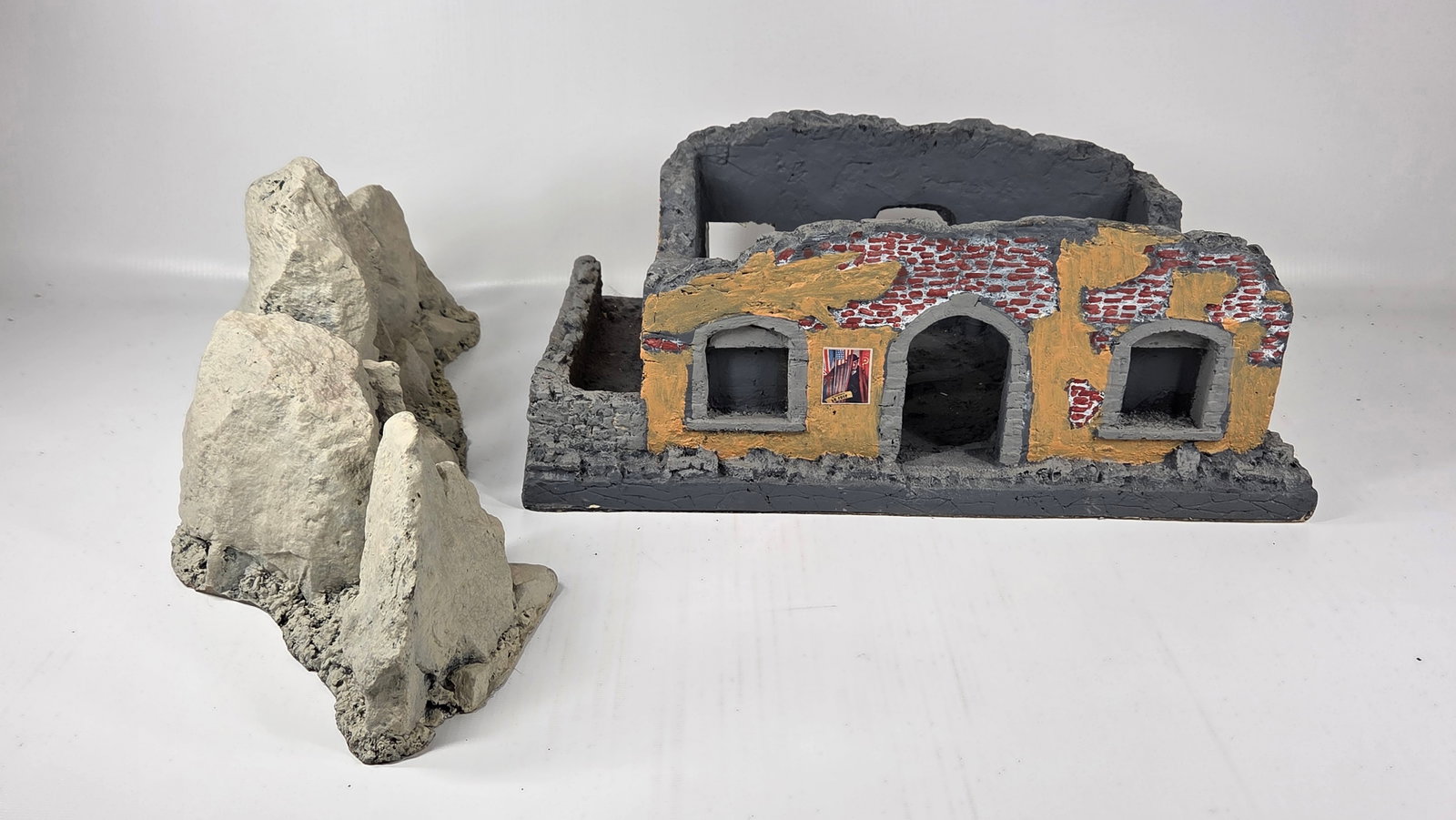 NICE HAND PAINTED TOY SOLDIER DIORAMA BUILDING: REMAINS IN GOOD CONDITION, SHOWING SOME TYPICAL USAGE WEAR.