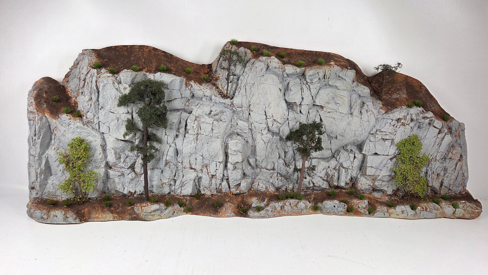 NICE HAND PAINTED TOY SOLDIER DIORAMA BUILDING: REMAINS IN GOOD CONDITION, SHOWING SOME TYPICAL USAGE WEAR.
