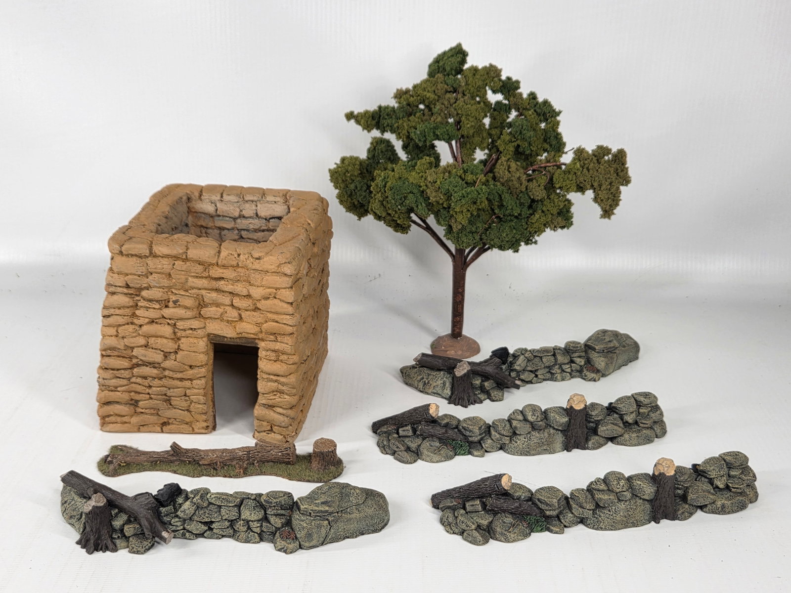 NICE HAND PAINTED TOY SOLDIER DIORAMA BUILDING: REMAINS IN GOOD CONDITION, SHOWING SOME TYPICAL USAGE WEAR.