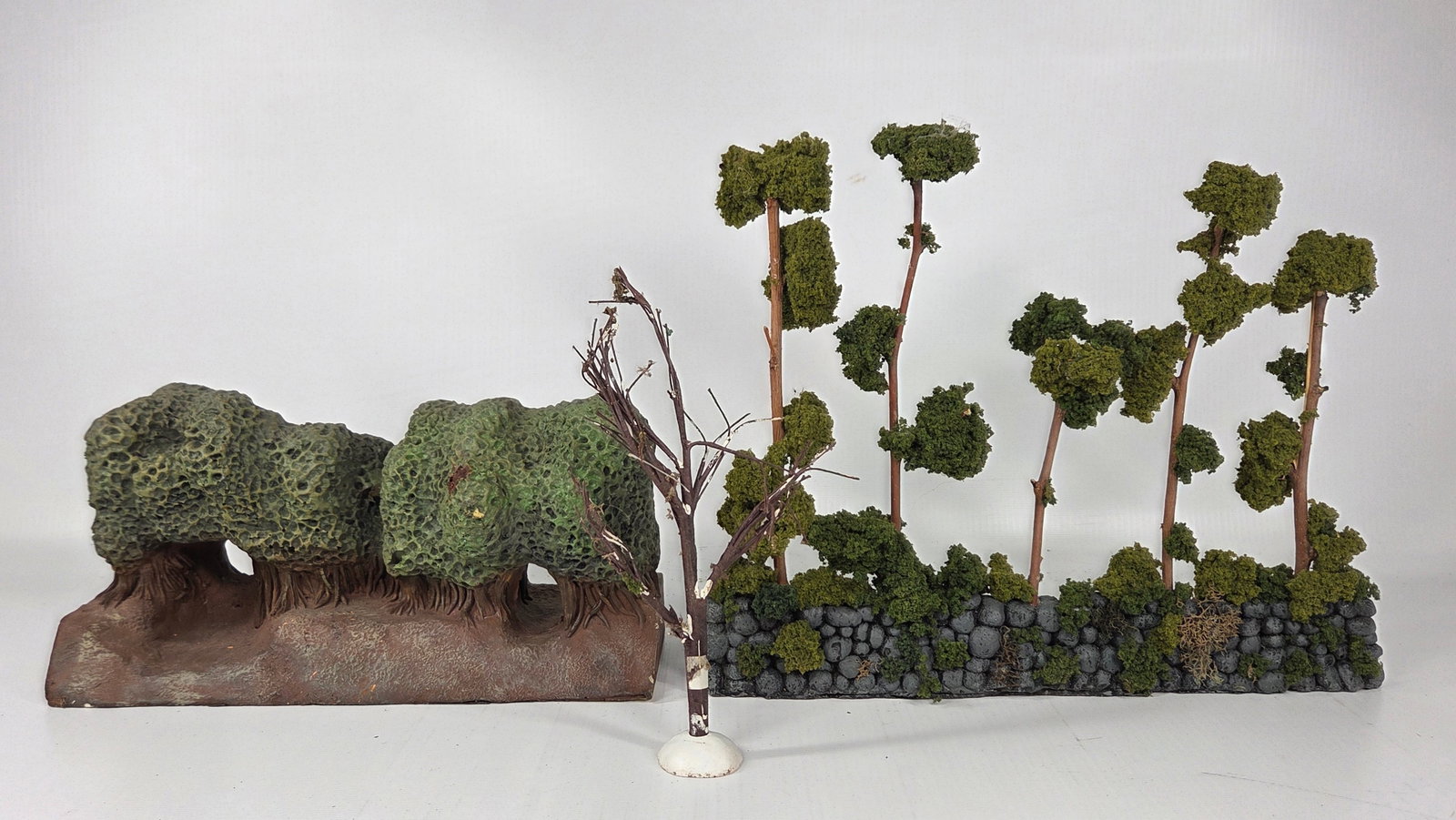 NICE HAND PAINTED TOY SOLDIER DIORAMA BUILDING: REMAINS IN GOOD CONDITION, SHOWING SOME TYPICAL USAGE WEAR.