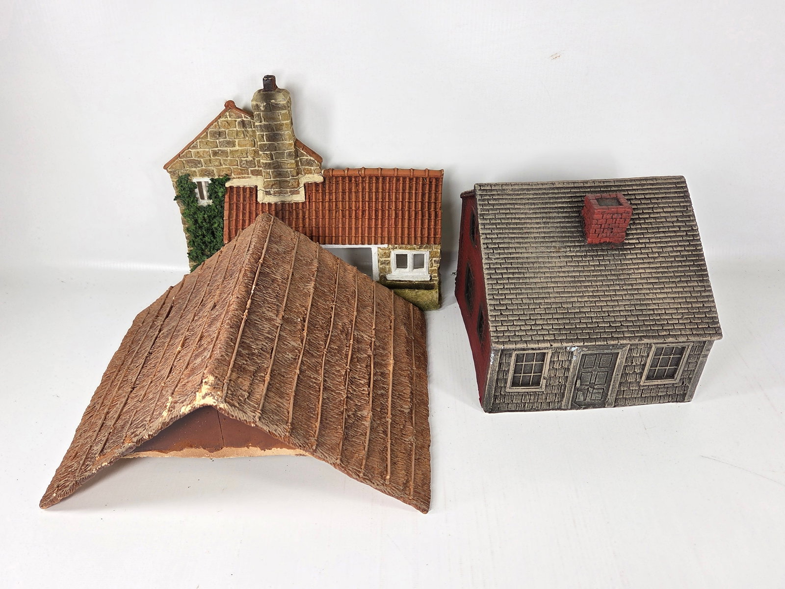 NICE HAND PAINTED TOY SOLDIER DIORAMA BUILDING: REMAINS IN GOOD CONDITION, SHOWING SOME TYPICAL USAGE WEAR.