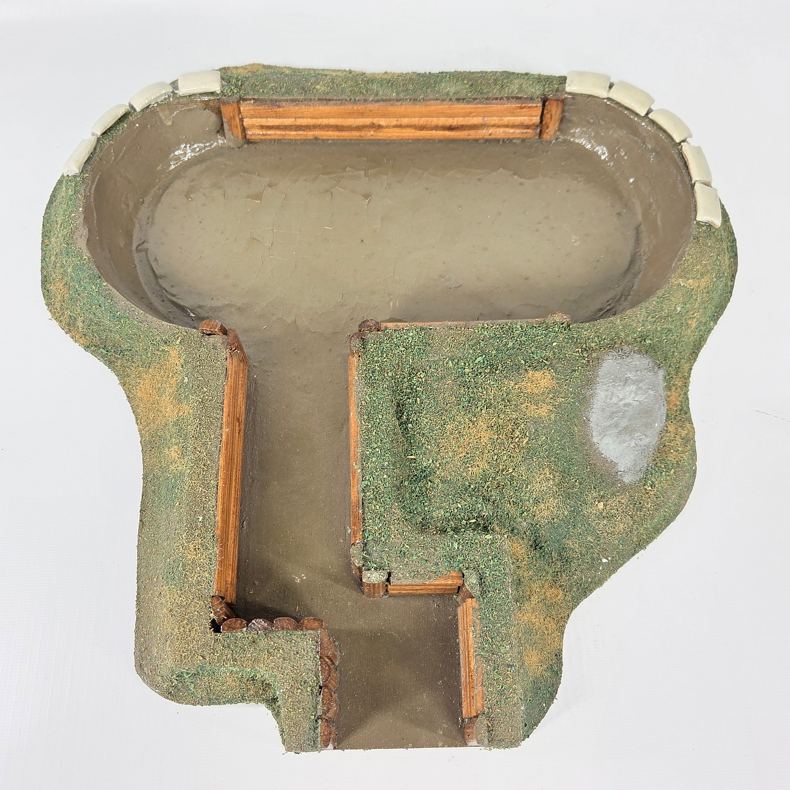 NICE HAND PAINTED TOY SOLDIER DIORAMA BUILDING: REMAINS IN GOOD CONDITION, SHOWING SOME TYPICAL USAGE WEAR.