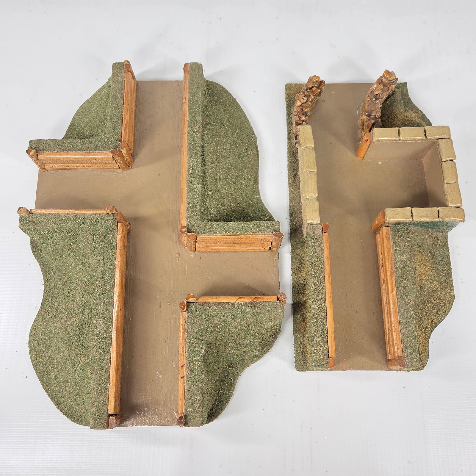 NICE HAND PAINTED TOY SOLDIER DIORAMA BUILDING: REMAINS IN GOOD CONDITION, SHOWING SOME TYPICAL USAGE WEAR.