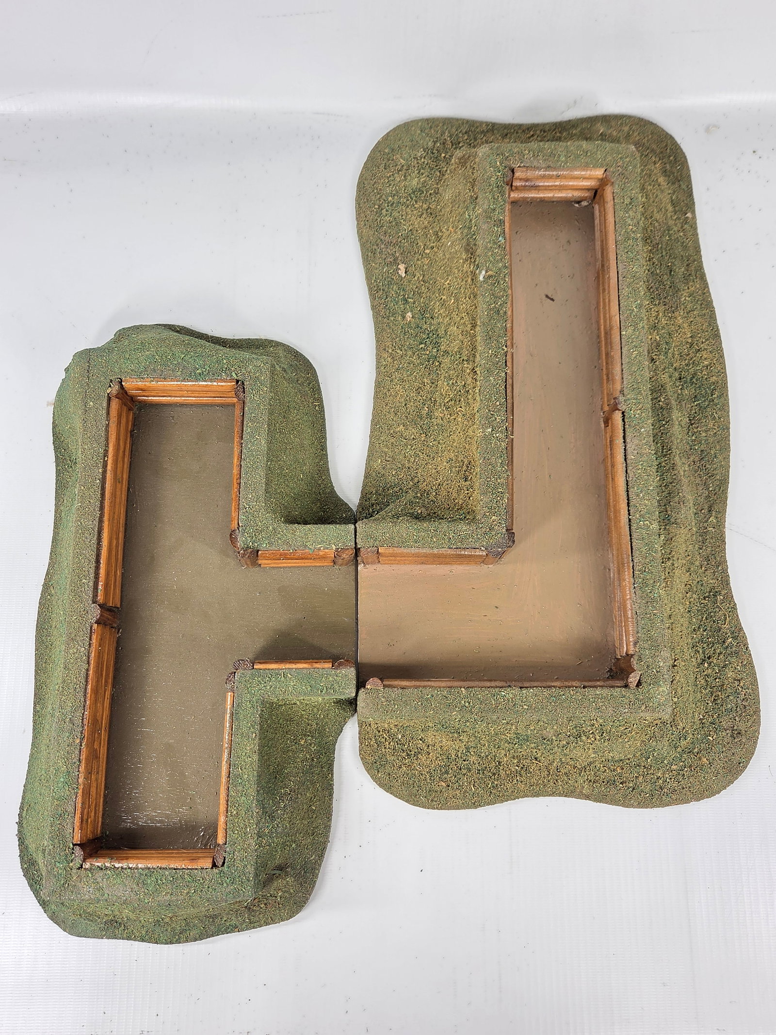 NICE HAND PAINTED TOY SOLDIER DIORAMA BUILDING: REMAINS IN GOOD CONDITION, SHOWING SOME TYPICAL USAGE WEAR.
