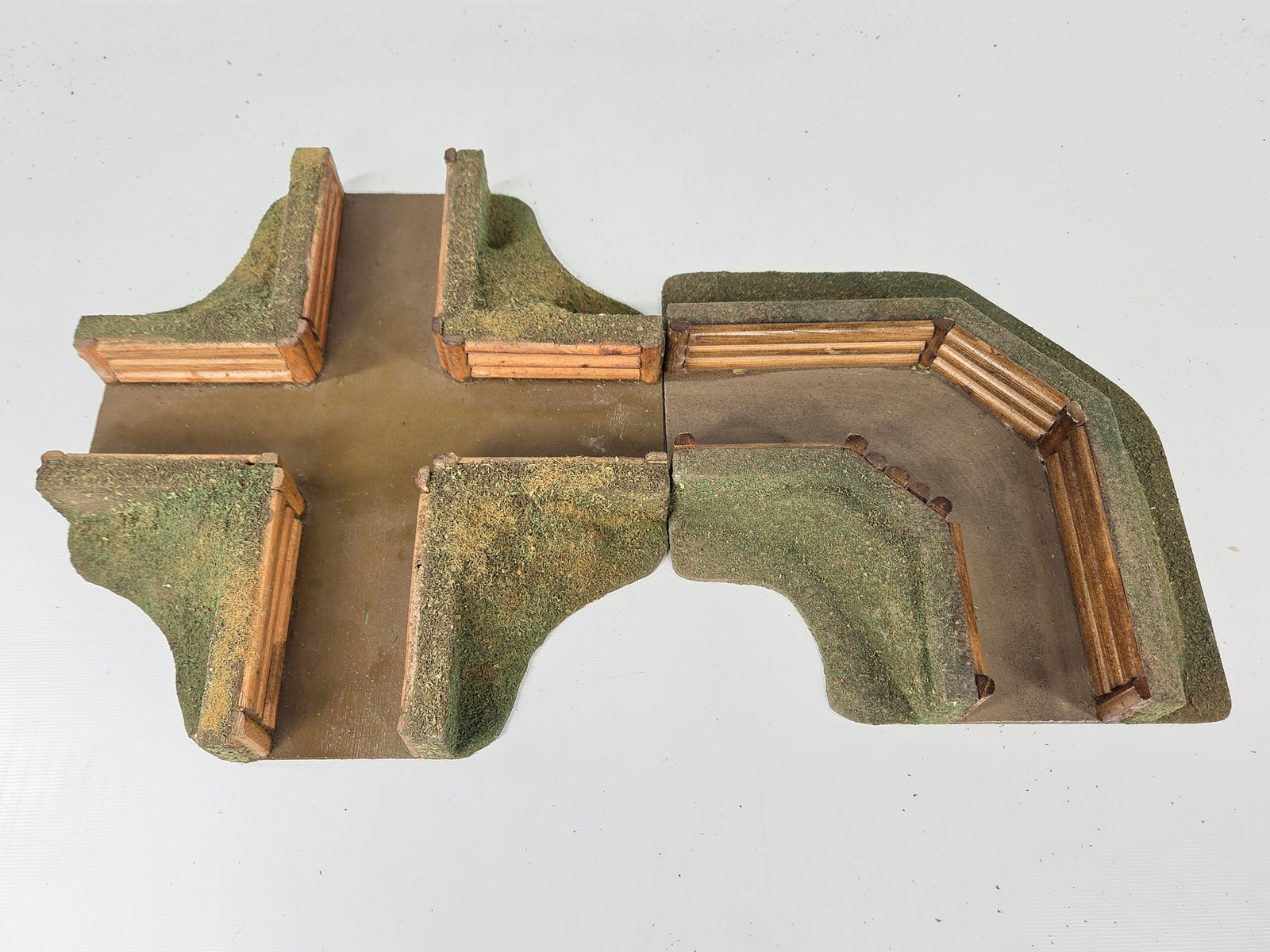 NICE HAND PAINTED TOY SOLDIER DIORAMA BUILDING: REMAINS IN GOOD CONDITION, SHOWING SOME TYPICAL USAGE WEAR.