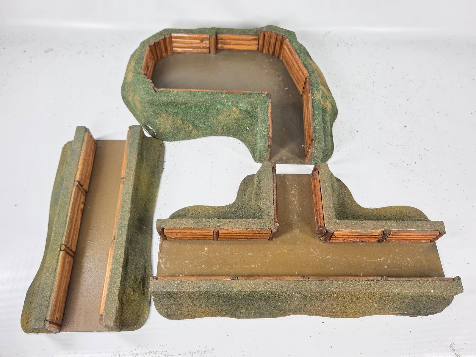 NICE HAND PAINTED TOY SOLDIER DIORAMA BUILDING: REMAINS IN GOOD CONDITION, SHOWING SOME TYPICAL USAGE WEAR.