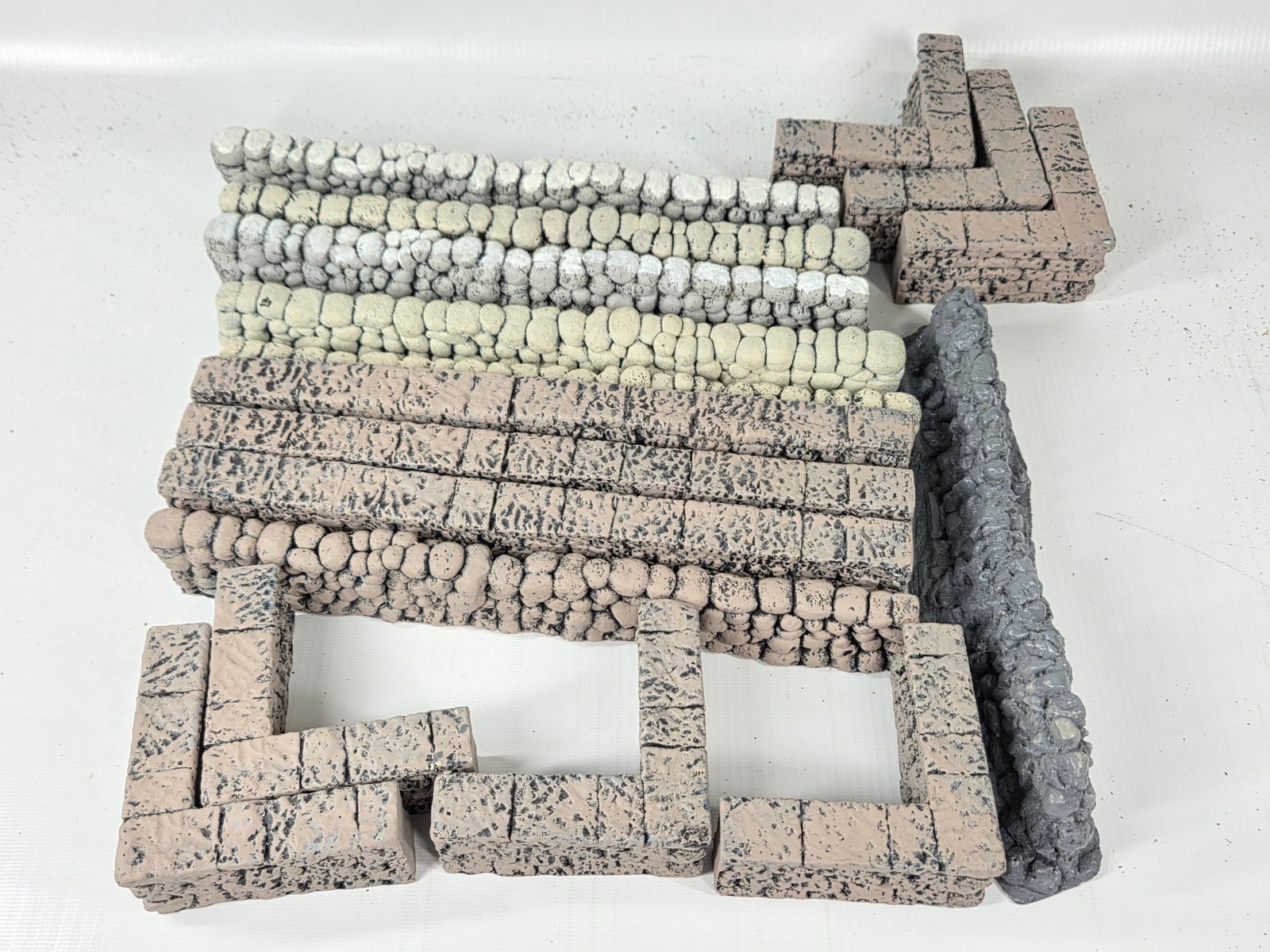 NICE HAND PAINTED TOY SOLDIER DIORAMA BUILDING: REMAINS IN GOOD CONDITION, SHOWING SOME TYPICAL USAGE WEAR.