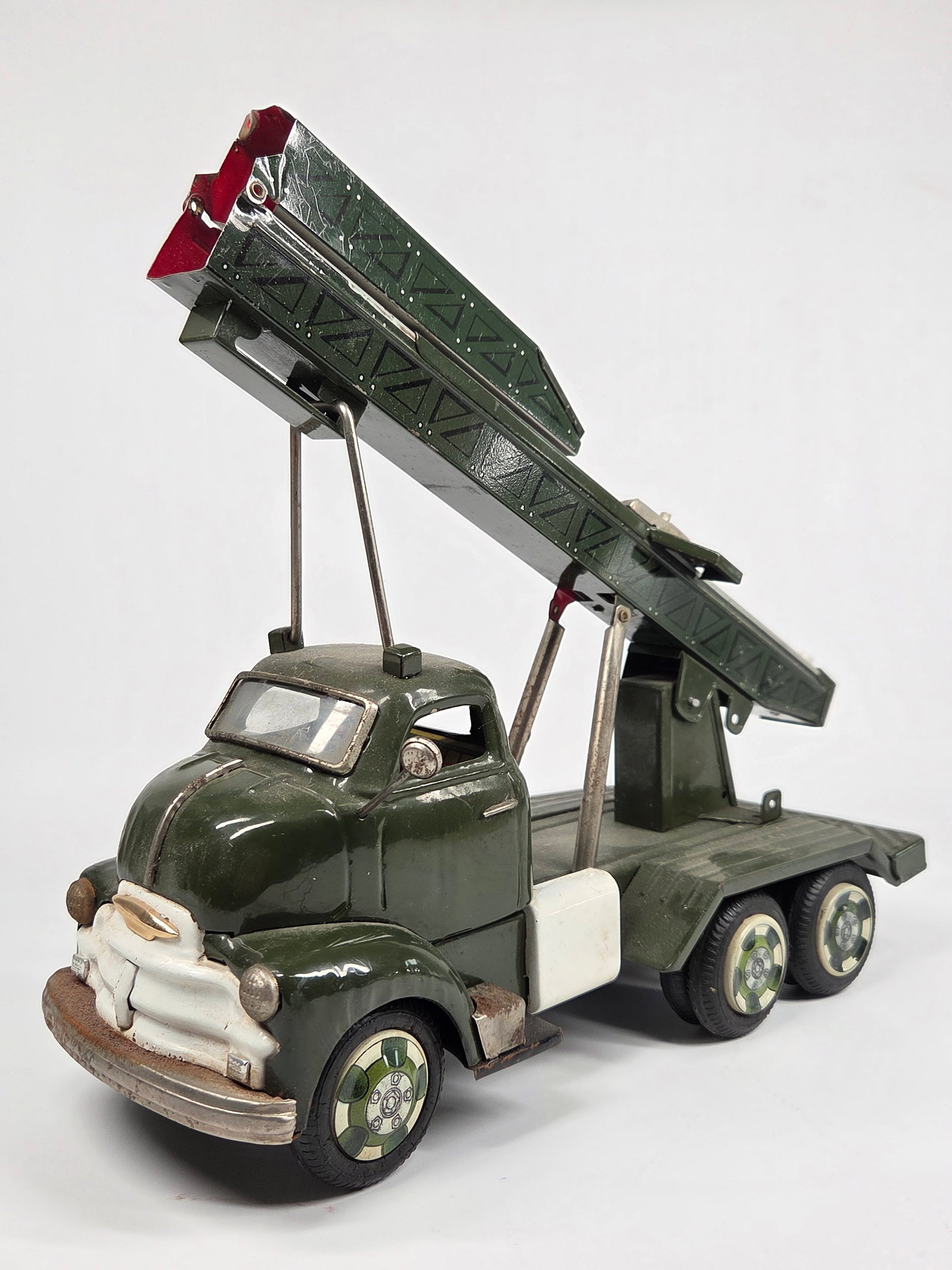 YONEZAWA SKK TIN FRICTION MILITARY ROCKET LAUNCHER TRUCK (1 of 7)
