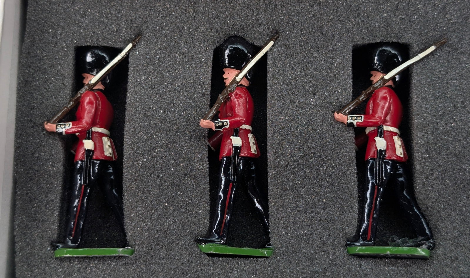 DUCAL SET #87B COLDSTREAM GUARDS MARCHING W/ SERGEANT - 2