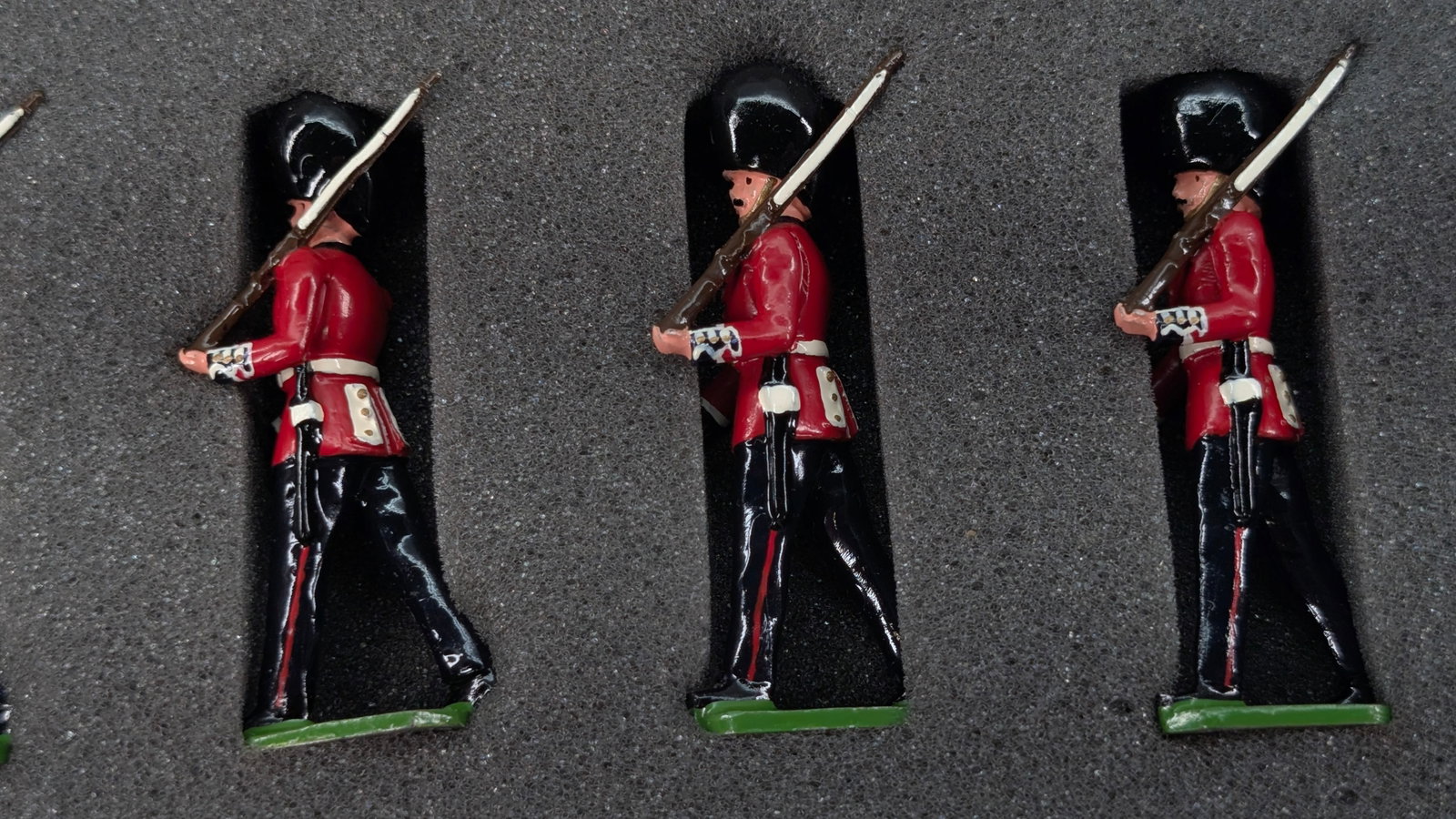 DUCAL SET #87B COLDSTREAM GUARDS MARCHING W/ SERGEANT - 3