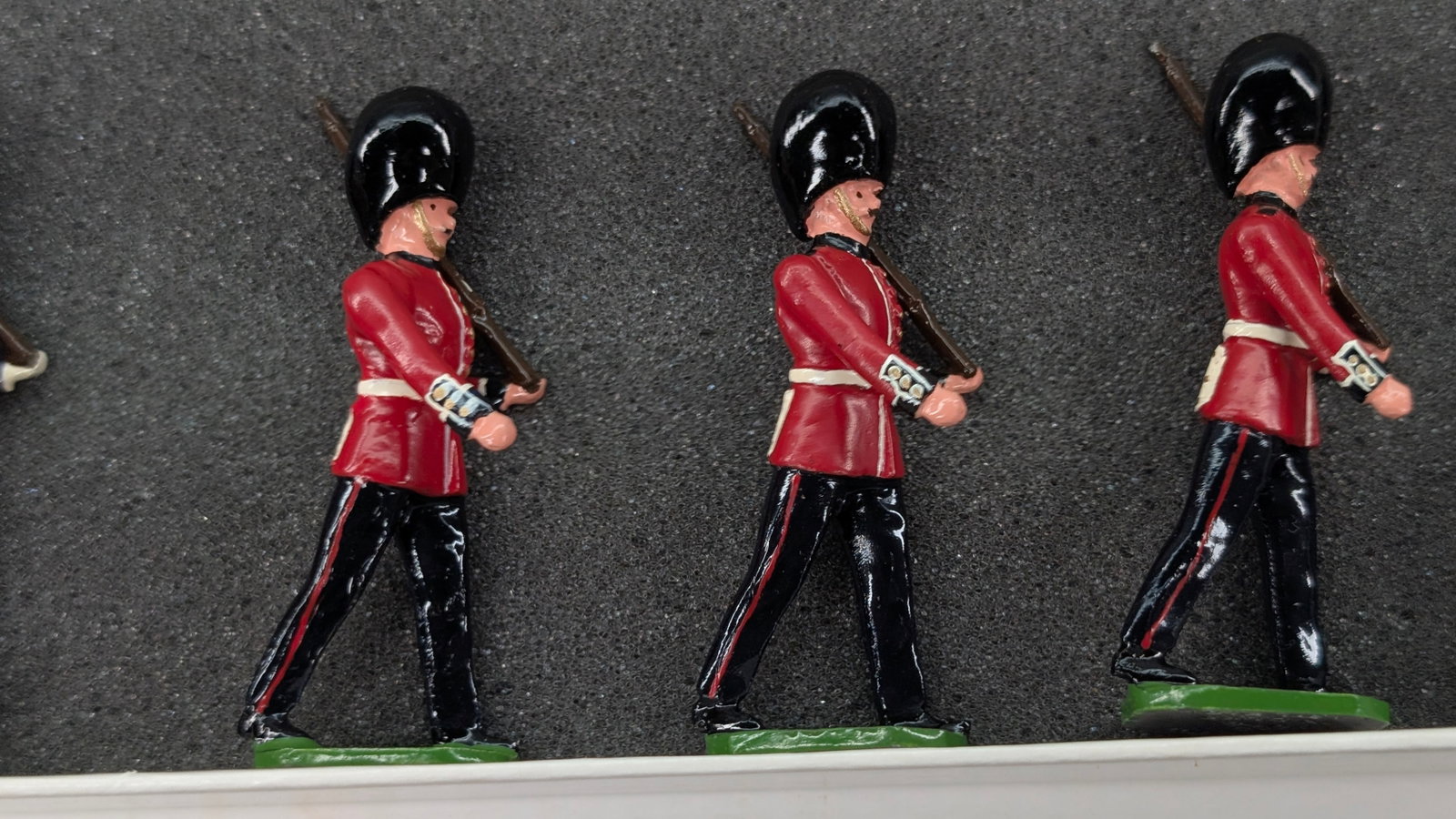 DUCAL SET #97B WELSH GUARDS MARCHING W/ SERGEANT - 3