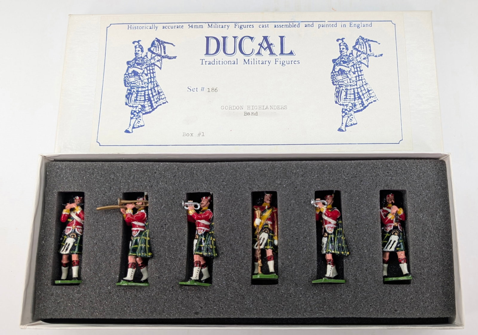DUCAL SET #186 GORDON HIGHLANDERS BAND: SET REMAINS IN GOOD CONDITION, SHOWING SOME LIGHT TYPICAL WEAR.