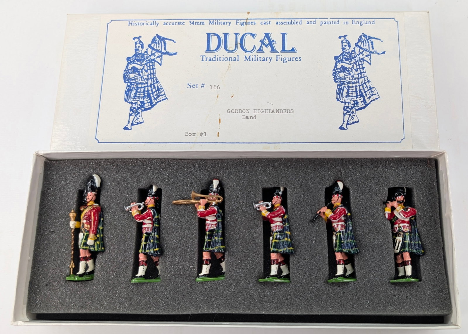 DUCAL SET #186 GORDON HIGHLANDERS BAND: SET REMAINS IN GOOD CONDITION, SHOWING SOME LIGHT TYPICAL WEAR.