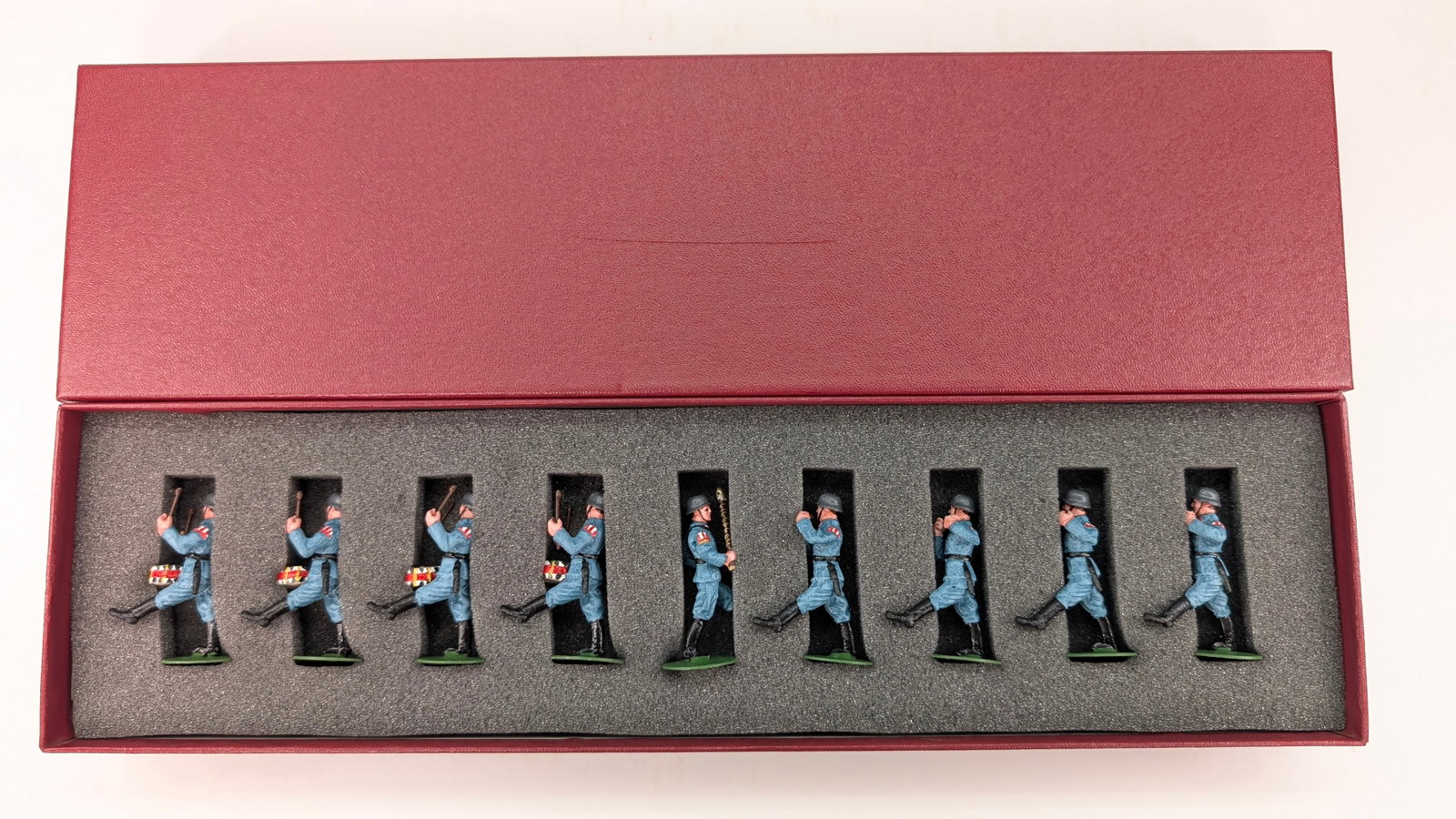 ALYMER SET OF HAND PAINTED LEAD SOLDIERS.: SET REMAINS IN GOOD CONDITION, SHOWING SOME TYPICAL WEAR. CUSTOM BOX.